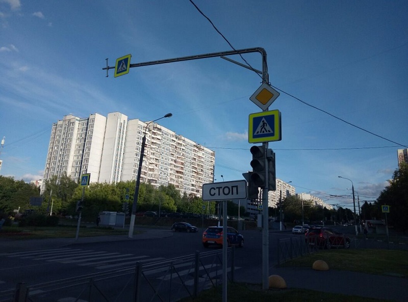 На улице Мусы Джалиля от метро Шипиловская до пересечения с Хордовым проездом установили «красивые светофоры»