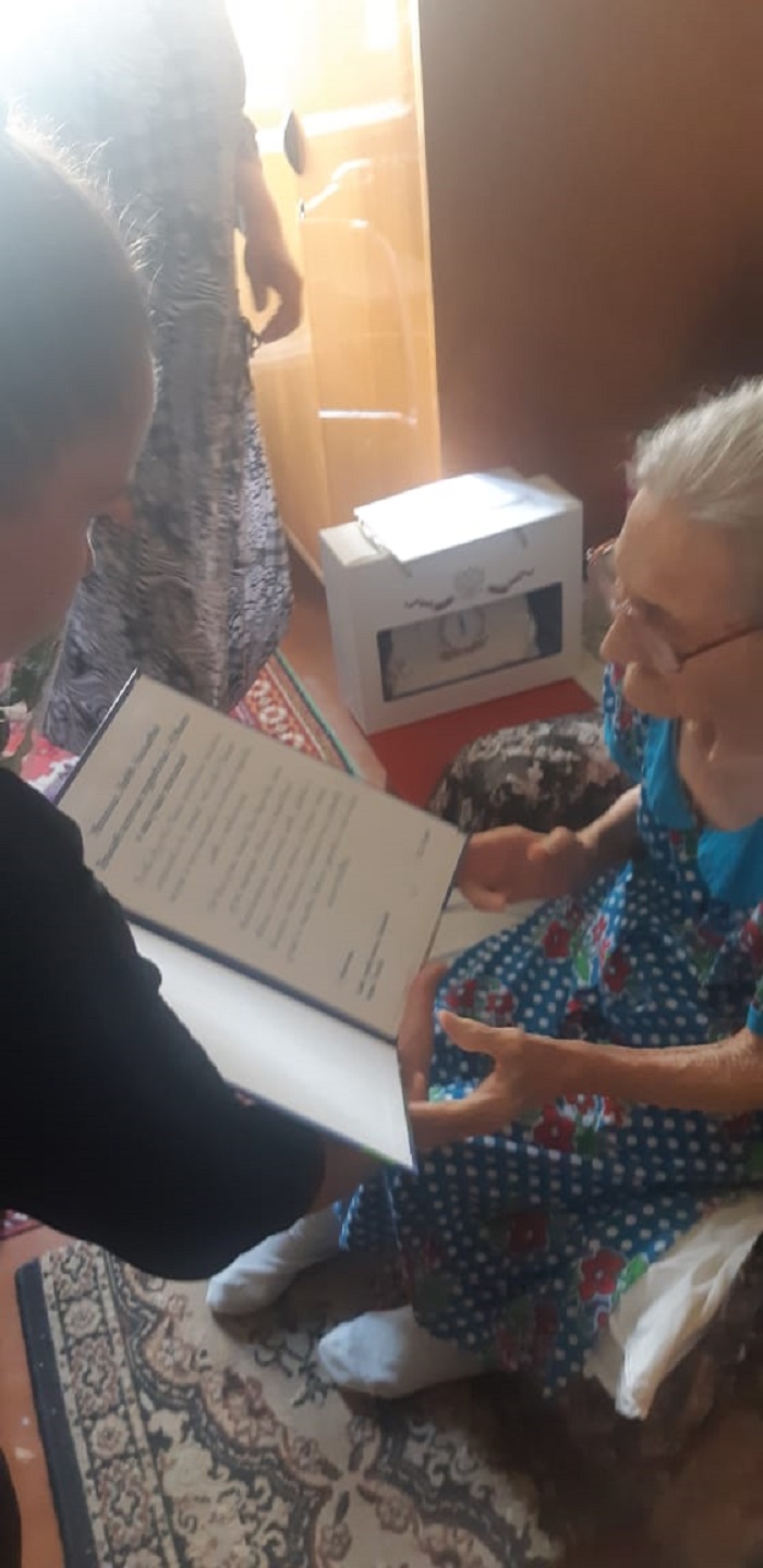 Любовь Гвоздева, 100 лет, управа, поздравление, 2008 (4)