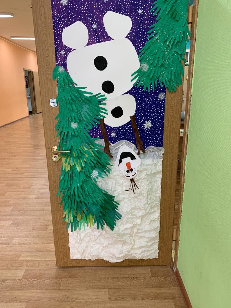 украсить дверь к новому г. украшение двери. новогоднее украшение на дверь. украшение двери кабинета на новый год. украшения мерри крисмас дверь.