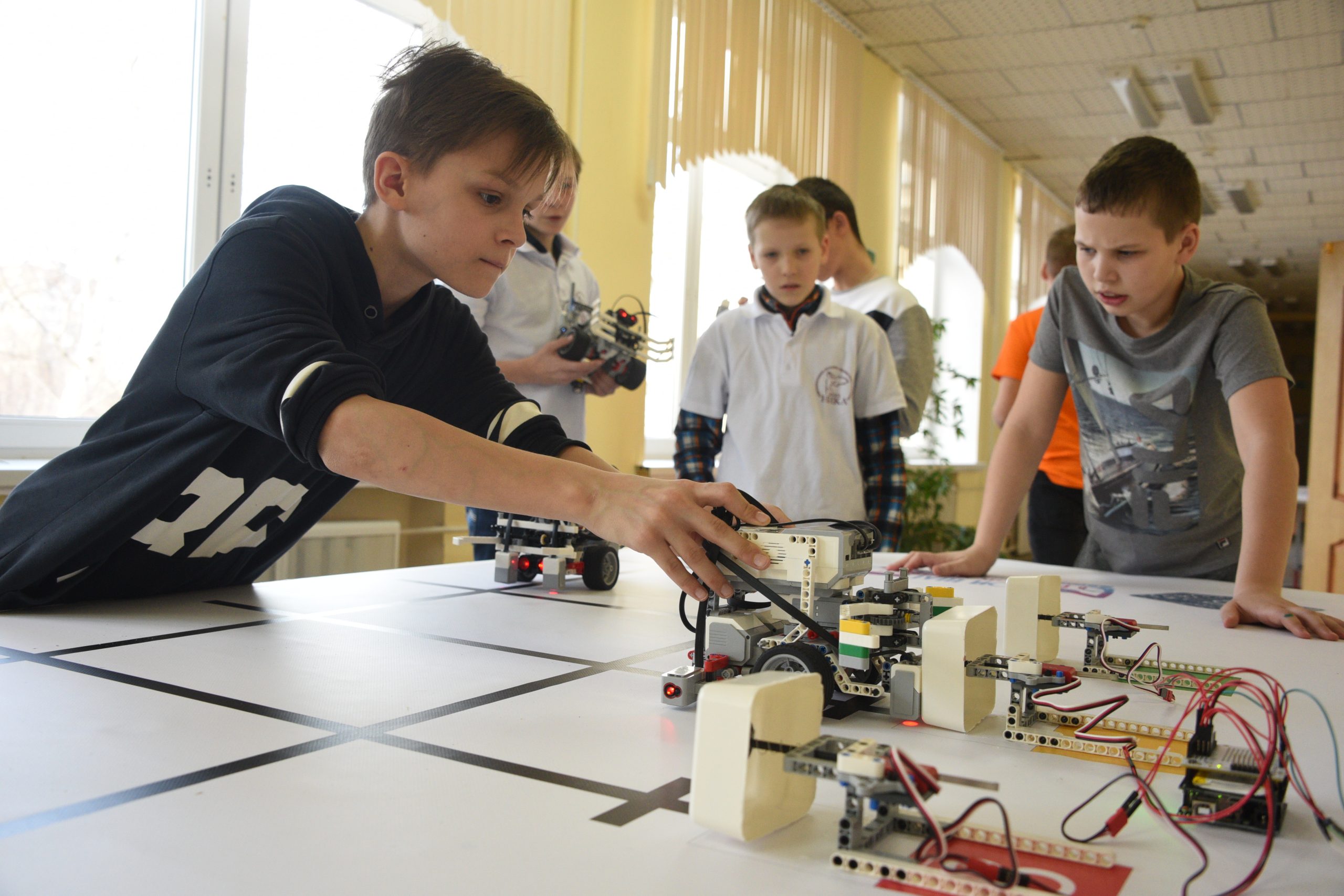 В кружке робототехники занимаются ученики разных классов