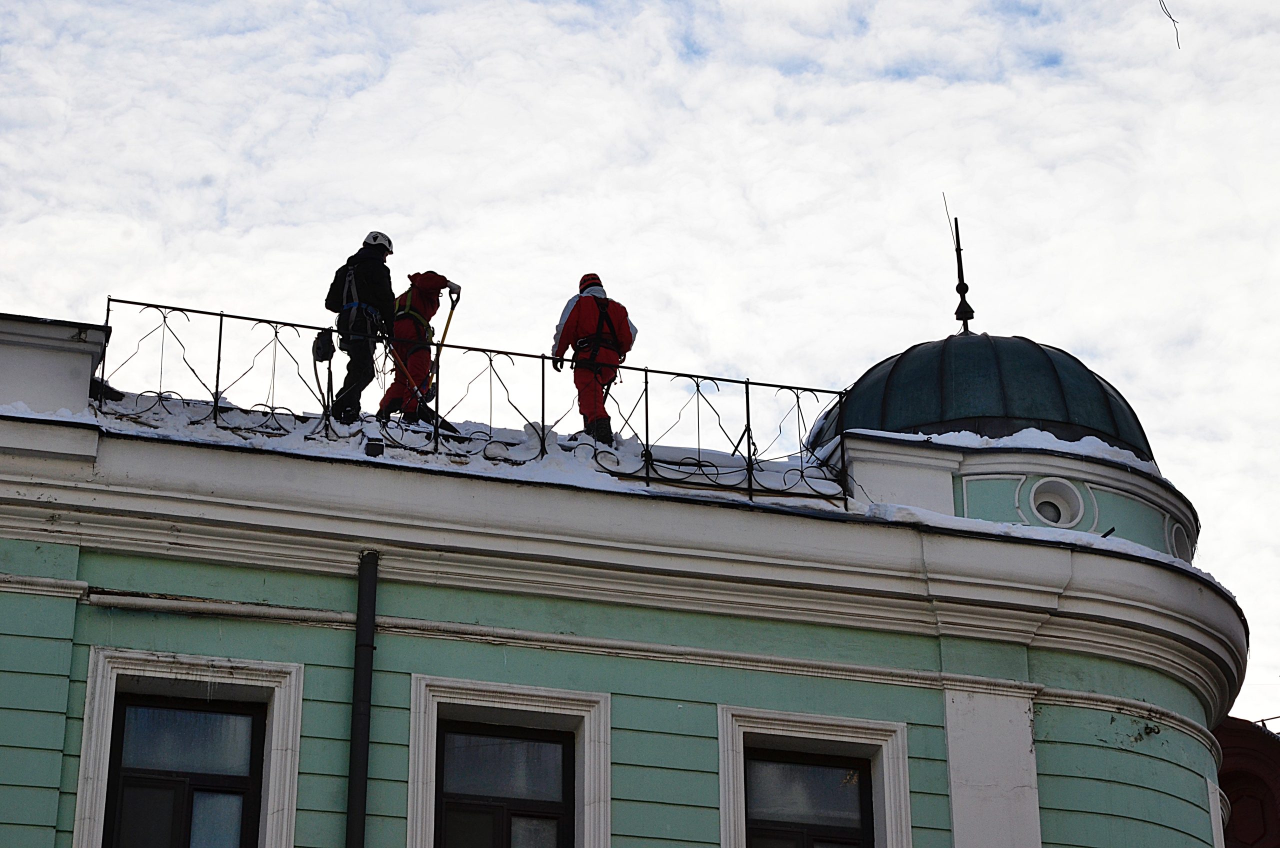 Гиб москва. Логотип покраска крыш чистка крыш и фасадов. Москва 18 февраля фото.