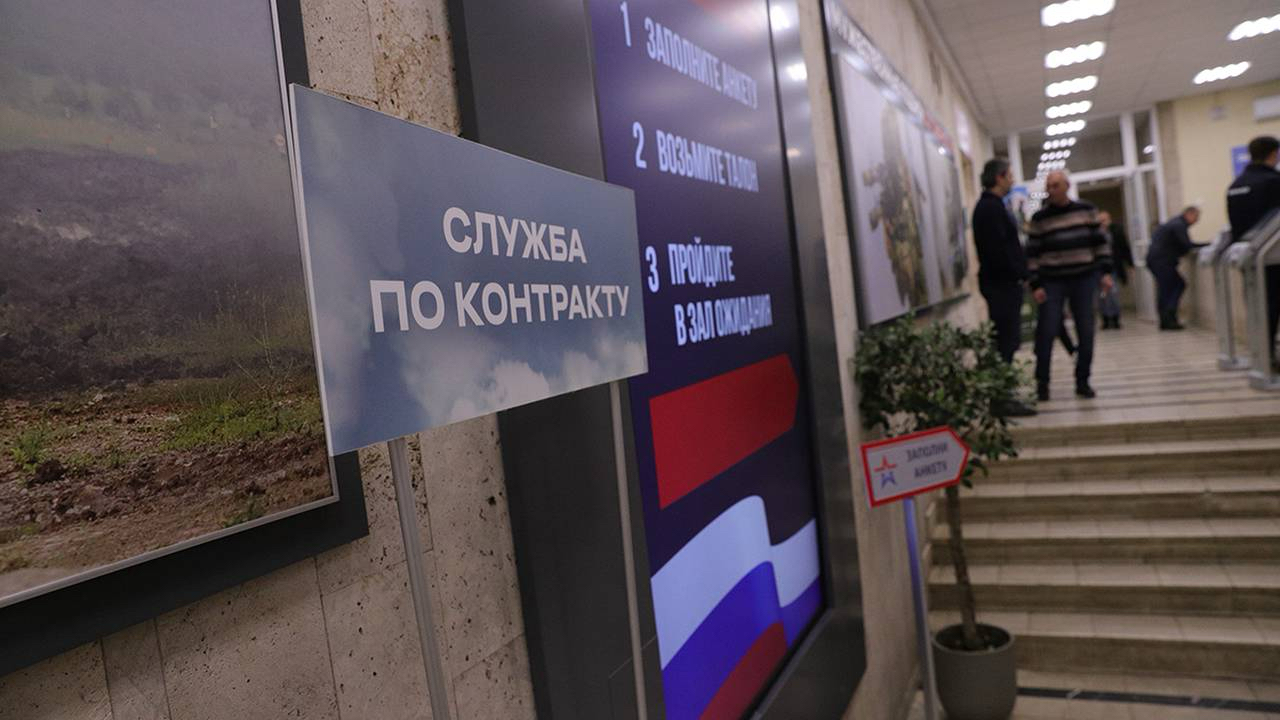 Ольга Кормухина встретилась с контрактниками в Едином пункте отбора на военную службу в Москве. Фото: Анатолий Цымбалюк, «Вечерняя Москва»