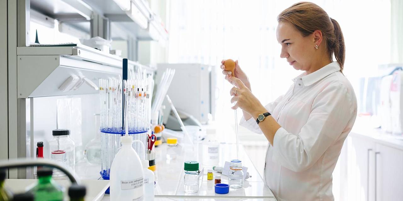 За 2025 год в Москве провели 1,3 миллиона исследований качества воды. Фото: пресс-служба АО «Мосводоканал»