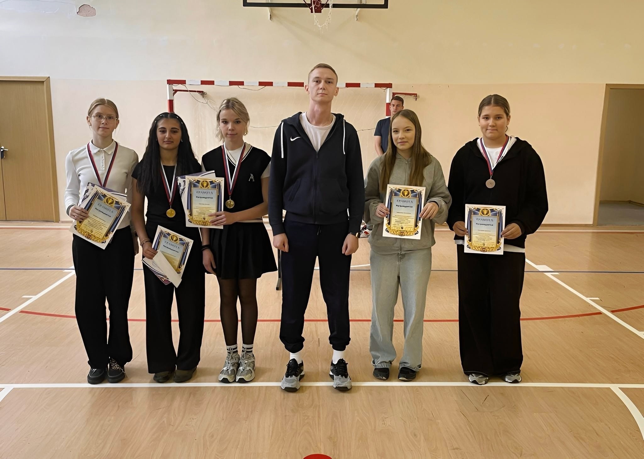 Сотрудники школы №534 провели торжественную линейку для подведения итогов школьных инициатив. Фото: официальная страница школы №534 в социальных сетях