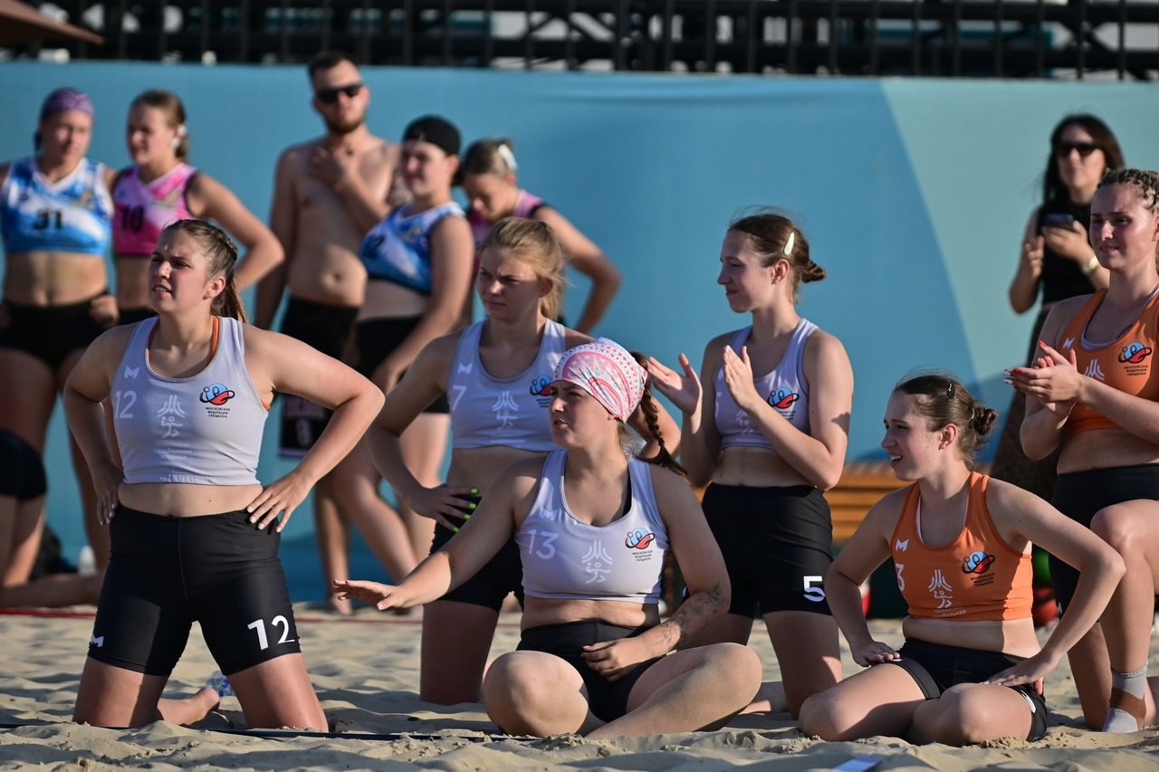 Спортсменки МГА выступят на чемпионате России по пляжному гандболу. Фото: официальная страница Московской гандбольной академии в социальных сетях