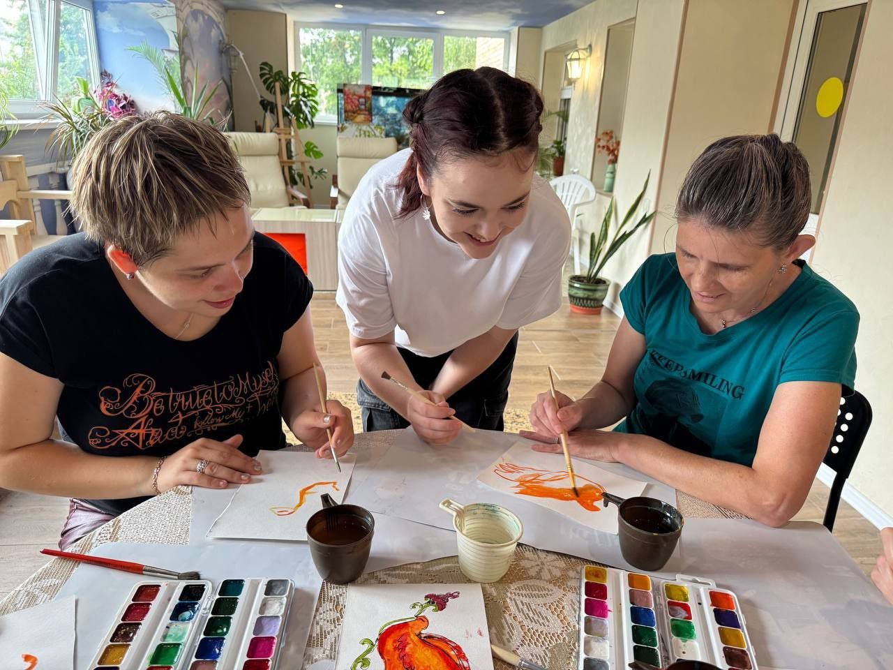 Студентка Колледжа ДПИ имени Карла Фаберже провела мастер-класс в пансионате. Фото: официальная страница Колледжа декоративно-прикладного искусства имени Карла Фаберже в социальных сетях