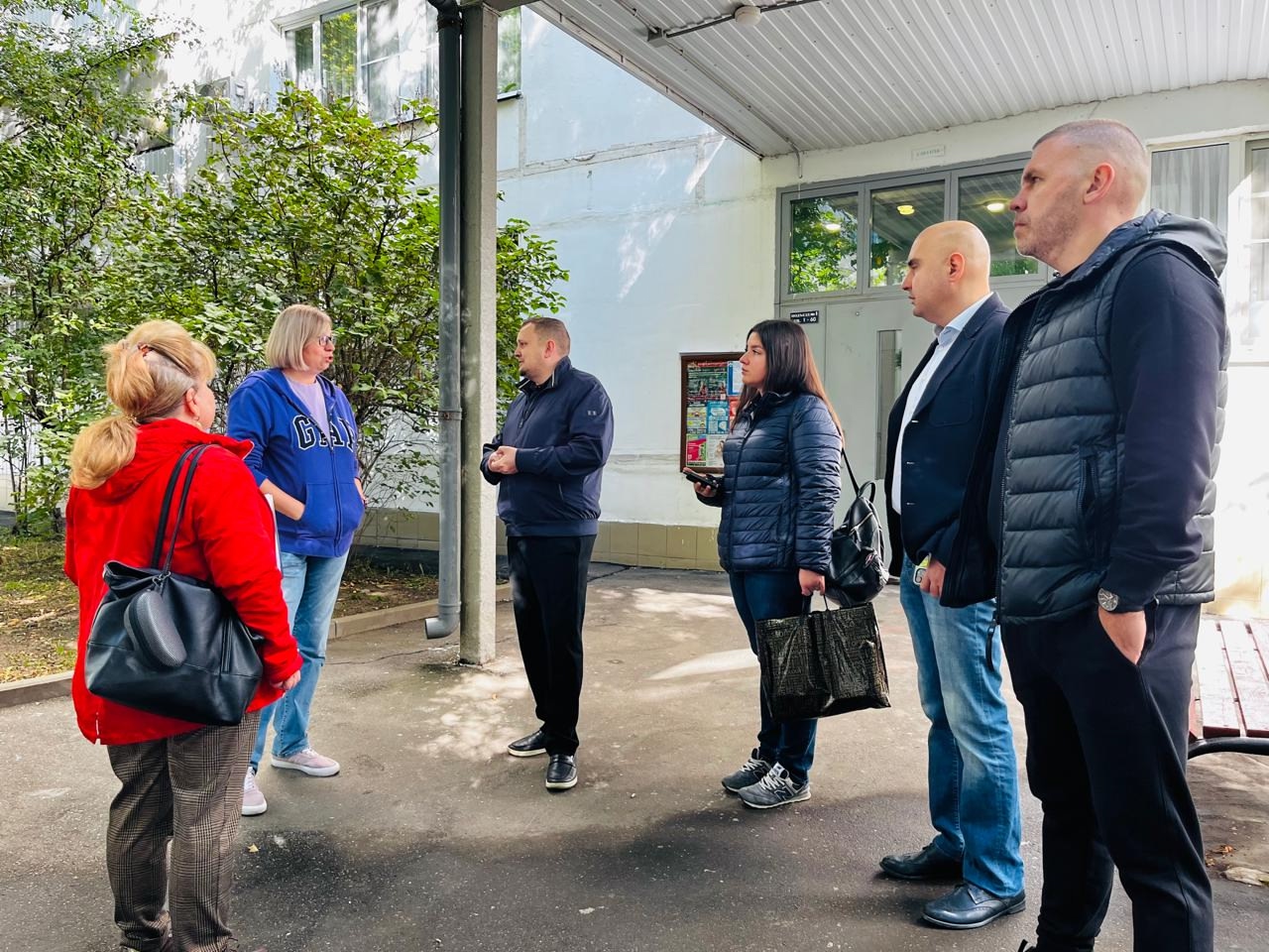 Глава управы района Зябликово провел обход территорий. Фото: официальная страница управы района Зябликово в социальных сетях