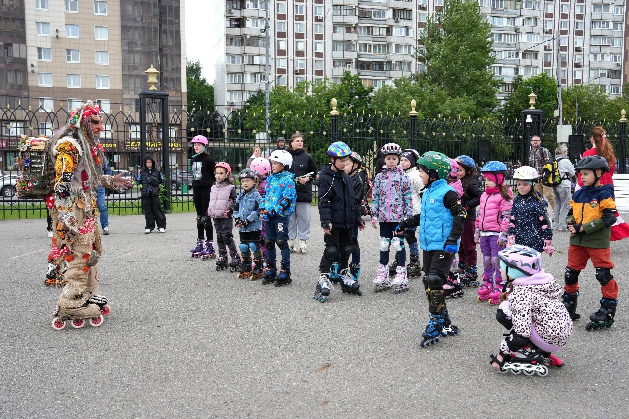 Сотрудники управы района Зябликово пригласили жителей на уроки по катанию на роликах. Фото: официальная страница управы района Зябликово в социальных сетях