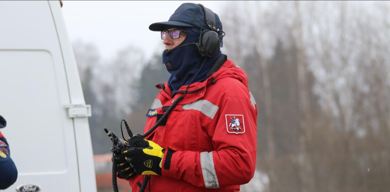 Александр Панормов – спасатель международного класса, начальник службы поискового и аварийно-спасательного обеспечения Московского авиационного центра, удостоенный в этом году звания «Почетный спасатель города Москвы». Совсем скоро экстренные службы будут отмечать День спасателя Российской Федерации. В преддверии праздника мы пообщались с человеком, чья жизнь почти 40 лет является воплощением мужества, самоотверженности и преданности своему делу. Путь в спасательное дело Александр Панормов начал в 1988 году, когда в числе добровольцев отправился в Армению для ликвидации последствий разрушительного землетрясения в Спитаке. «В то далекое время о профессии "спасатель" никто не слышал, да ее и не было. Тогда огромное количество людей по зову сердца поехали в Армению, чтобы помочь пострадавшим от стихийного бедствия. Когда случилось землетрясение в Спитаке, мне было 28 лет, я работал радиоинженером, – вспоминает Александр. – Ситуация сложилась так, что на месте катастрофы нужны были даже просто свободные руки. Лично я занимался восстановлением связи города Ленинакана. Крупный населенный пункт просто в одночасье исчез». Этот опыт стал для него судьбоносным. После участия в спасательных работах в Спитаке Александр с товарищами основали одну из первых в стране спасательных служб при Советском Красном Кресте. А в конце 90-х годов его команда стала основой для создания в Москве ПСО №6, который сегодня входит в состав Пожарно-спасательного центра столицы. «Когда мы приехали из Армении, впечатленные работой иностранных спасателей, понимали одно – надо объединяться. Ведь от жизни никуда не деться. А в ней, к сожалению, всегда были, есть и будут различные происшествия», – вспоминает Александр. За время работы в спасательном деле герой прошел путь от добровольца до руководителя, накопил колоссальный опыт и воспитал не одно поколение специалистов. Благодаря богатому практическому опыту и репутации одного из лучших столичных профессионалов, Александра Панормова пригласили в Московский авиационный центр, где он уже почти семь лет успешно руководит службой поискового и аварийно-спасательного обеспечения. Служба была создана в учреждении в феврале 2019 года в рамках развития авиационно-спасательных технологий в столице. Войдя в состав территориального пожарно-спасательного гарнизона Москвы, она начала оказывать оперативную помощь населению в самых разных ситуациях. С момента формирования спасатели Службы выполнили свыше 4 000 выездов на дорожно-транспортные происшествия, пожары, аварийно-спасательные и поисковые работы, оказание социальной помощи населению. «Подразделение Московского авиацентра предназначено для сокращения времени реагирования на происшествия в условиях плотной загруженности дорожной сети и больших расстояний. Люди должны получить помощь там, куда автотранспорт может и не пройти. Но это не значит, что мы сидим и ждем сложный случай – работаем по всем поступающим задачам. Если не нужен вертолет, выезжаем, как и другие аварийно-спасательные подразделения, на специальном автомобиле», – рассказал Александр. Сегодня в службе поискового и аварийно-спасательного обеспечения авиацентра работает 26 спасателей-универсалов, которые, помимо других навыков, обучены беспарашютному десантированию с вертолета беспосадочным способом. «Для повышения уровня профессионального мастерства специалисты регулярно отрабатывают десантирование в режиме висения воздушного судна на ограниченную площадку, подъем условного пострадавшего на борт с помощью лебедки, эвакуацию человека на специальных вертолетных носилках», – поделился Александр Панормов. В 2025 году случилось важное событие – Александр Панормов был удостоен звания «Почетный спасатель города Москвы». Для него это не просто награда, а знак глубокого, личного признания. «Я люблю этот город, он для меня родной. Я отдал ему практически всю свою жизнь. Мне было очень приятно, что Правительство Москвы оценило мой профессиональный опыт и заслуги», – улыбается герой. Однако главным своим достижением Александр Панормов считает не личные награды, а создание в авиацентре сплоченной и профессиональной команды-единомышленников. «Спасательная служба авиацентра – коллектив, которому все по плечу, с ним можно уверенно смотреть в будущее», – с гордостью говорит Панормов. Александр Панормов, спасатель международного класса, начальник службы поискового и аварийно-спасательного обеспечения Московского авиационного центра В коллективе Московского авиацентра Александр Панормов является единственным спасателем международного класса. Это высокая планка профессионализма: данный класс обязывает не только в совершенстве владеть навыками спасения, но и понимать специфику работы в любой точке мира. «Основное отличие спасателя международного класса в том, что "международник" должен знать правила ООН и других крупных организаций, занимающихся помощью при чрезвычайных ситуациях. Вылетая в ту или иную страну, такой спасатель заранее должен понимать культуру, вероисповедание и другие важные моменты. Времени на изучение нет. Нужно приезжать и сразу начинать работать», – поясняет специалист. Статус международного спасателя достигается только после прохождения всех этапов карьерного роста, начиная с позиции обычного спасателя и завершая уровнем спасателя первого класса. Эта высокая ступень доступна лишь наиболее целеустремленным и устойчивым специалистам, не подверженным профессиональному выгоранию. Важно подчеркнуть, что статус «международника» подлежит регулярному подтверждению каждые три года. Процедура аттестации включает оценку уровня физической подготовки и проверку профессиональных компетенций. За годы работы в авиацентре реализовано множество планов. Александр отмечает, что в ближайшем будущем приоритетными направлениями станут внедрение новейших аварийно-спасательных технологий и современного оборудования. Особое внимание будет уделено доведению до высочайшего уровня операций по спасению людей с высотных зданий. «Москва растет вверх. Это естественный этап развития любого мегаполиса, поэтому нам необходимо решать вопросы безопасности и спасения», – с улыбкой отмечает герой. На вопрос о жизненном девизе Александр Панормов отвечает просто, ссылаясь на строки из песни Владимира Высоцкого: «Значит, верные книжки он в детстве читал». «В "правильных" книжках написано, как надо проживать свою жизнь. Вот эти книжки надо найти, их прочитать и никогда не изменять словам, в них сказанным, – поделился Александр. – Но самое главное – не терять дух и всегда сохранять в себе человека». Александр Панормов – живая история российского спасательного дела. Его жизнь, его принципы и его работа – лучший пример для молодых специалистов, которые только вступают на этот трудный, но благородный путь.