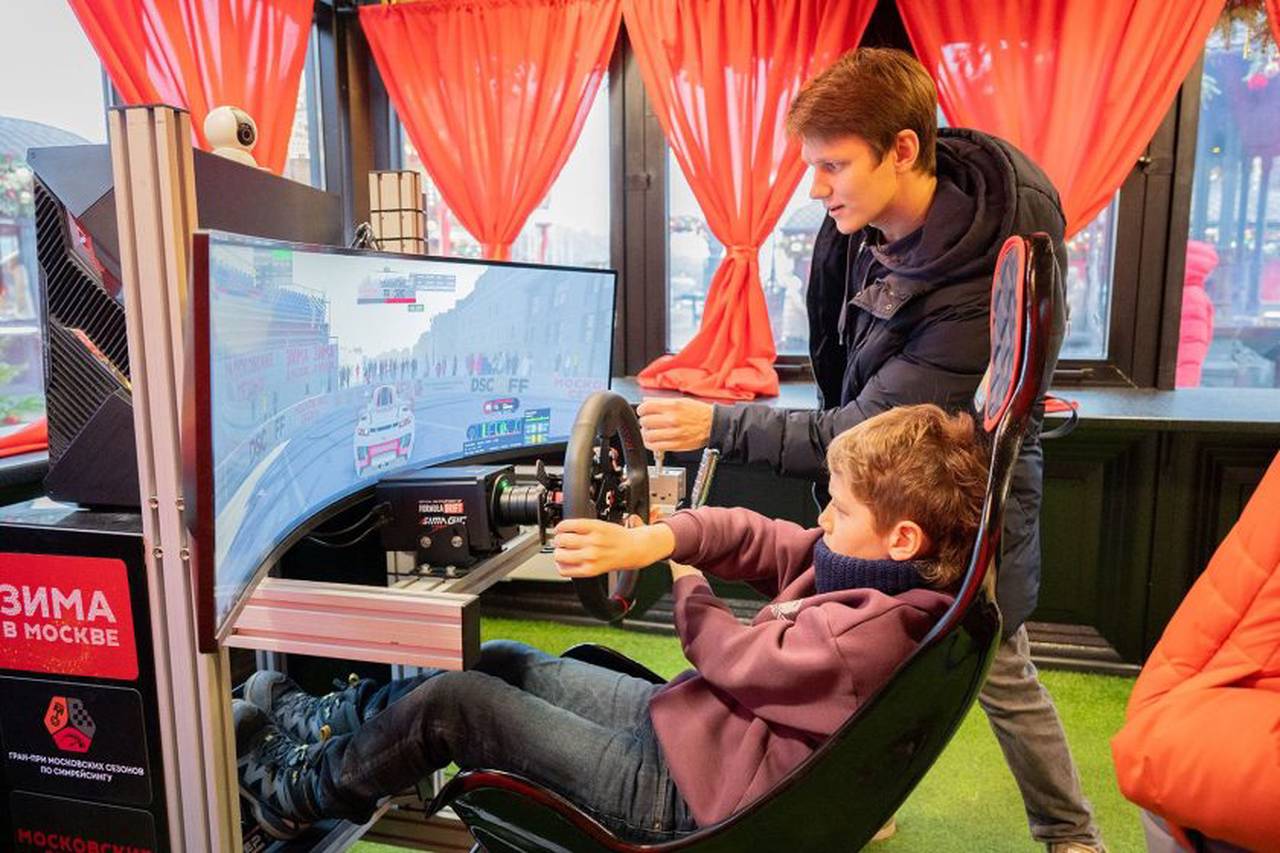 Гонщики, прошедшие в финал, смогут поучаствовать в розыгрыше новогодних подарков, в числе которых мастер-класс по дрифту и стильные зимние аксессуары. Фото: пресс-служба Департамента торговли и услуг города Москвы