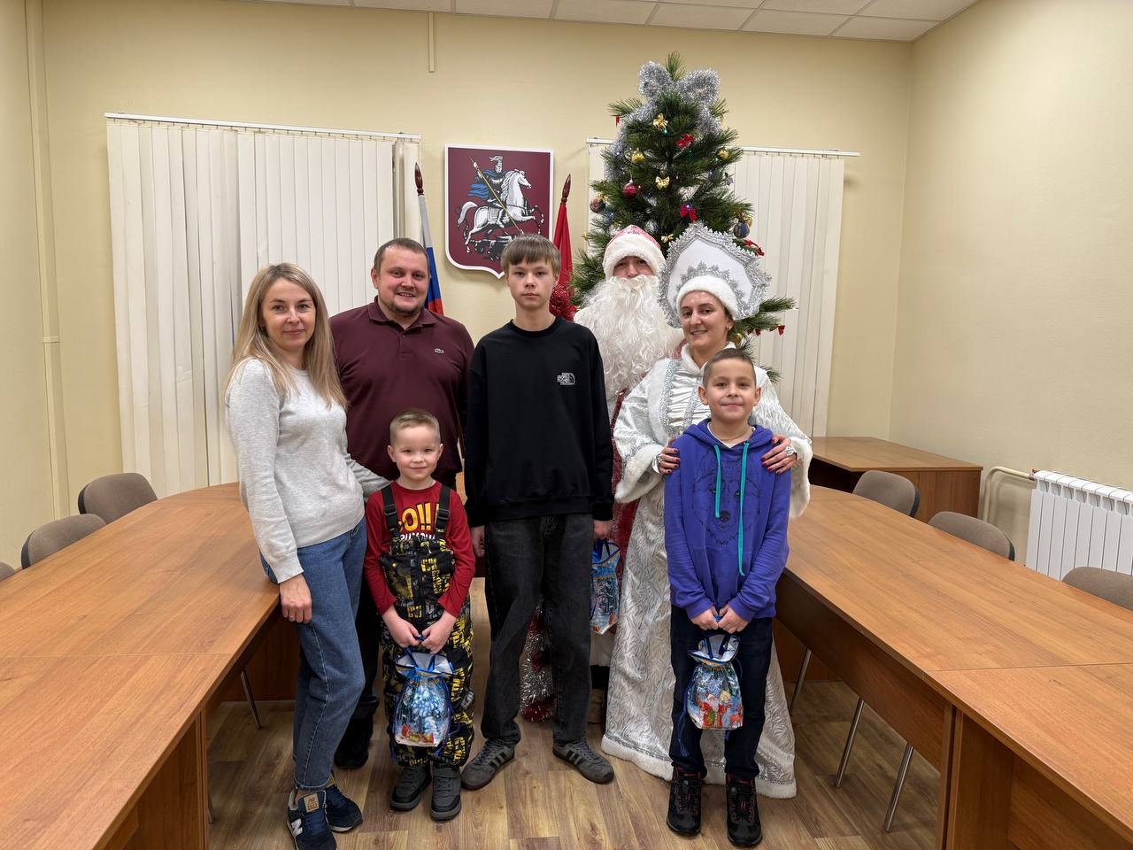 Глава управы района Зябликово приняли участие в благотворительной акции «Добрая елка». Фото: официальная страница управы района Зябликово в социальных сетях