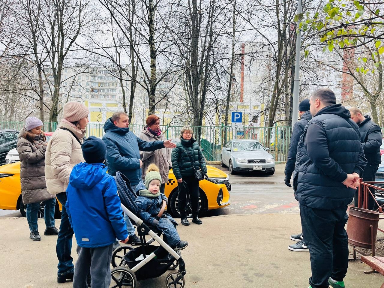 Глава управы района Зябликово организовал территориальный обход. Фото: официальная страница управы района Зябликово в социальных сетях