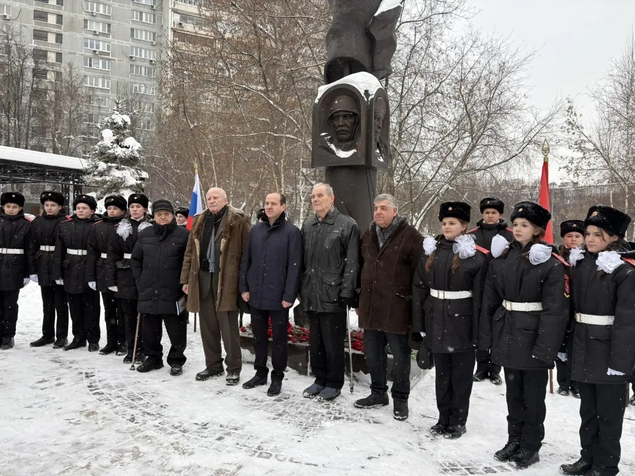 Представители школы №534 присоединились к мемориальной акции. Фото: официальная страница школы №534 в социальных сетях