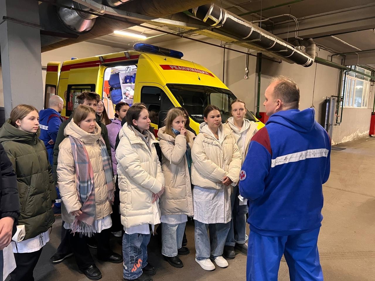 Десятиклассники школы №1552 посетили Станцию скорой и неотложной медицинской помощи имени Александра Пучкова. Фото: официальная страница школы №1552 в социальных сетях