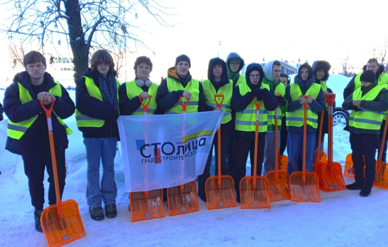 Студенты ОКГ «Столица» присоединились к благоустройству катка. Фото: официальная страница Образовательного комплекса градостроительства «Столица» в социальных сетях